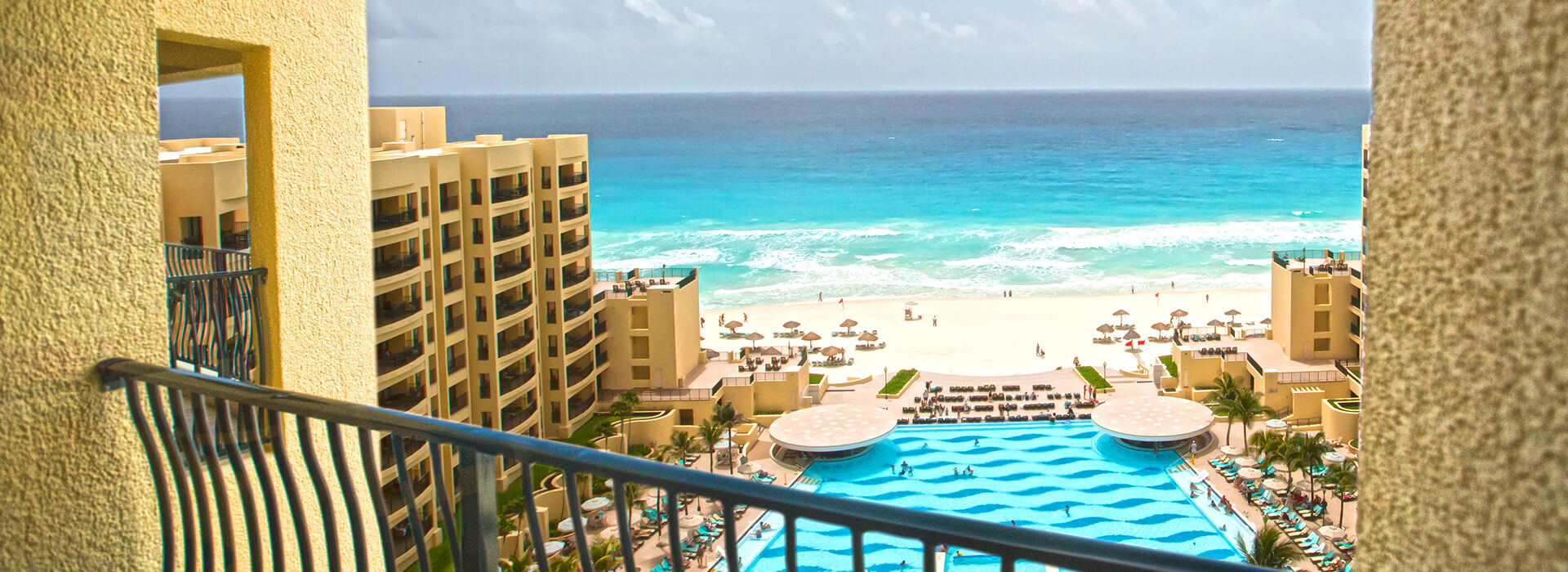 Junior suite con vista al mar y balcón privado donde disfrutarás impresionantes vistas del Mar