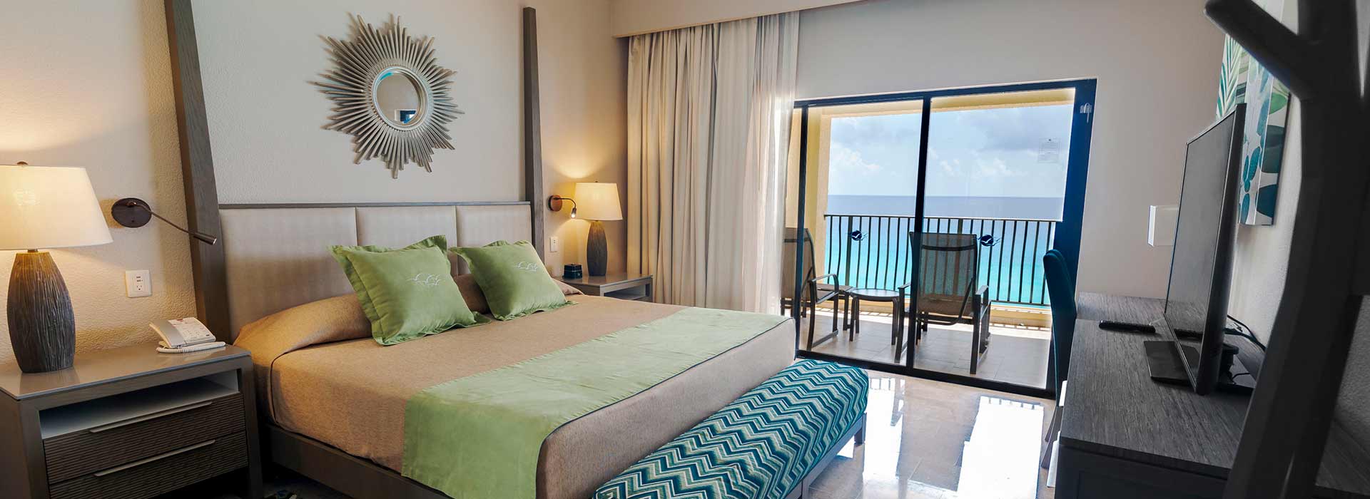 Villas frente al mar de una recámara con amplios espacios de sala y comedor en Resort Todo Incluido