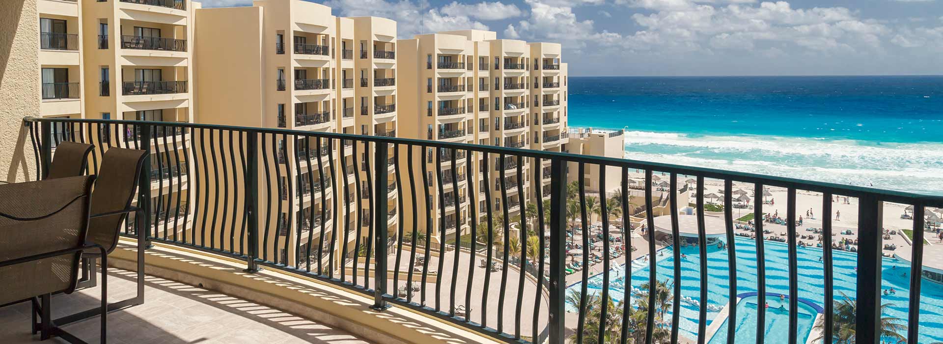 Balcón privado de nuestras villas con vista al mar en nuestro resort Todo Incluido en Cancún